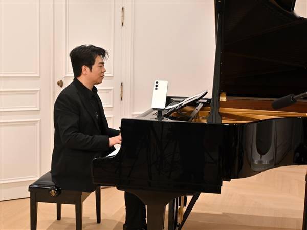 郎朗巴黎演奏 钢琴上的魅族21亮了：一体纯白太吸睛(图3)