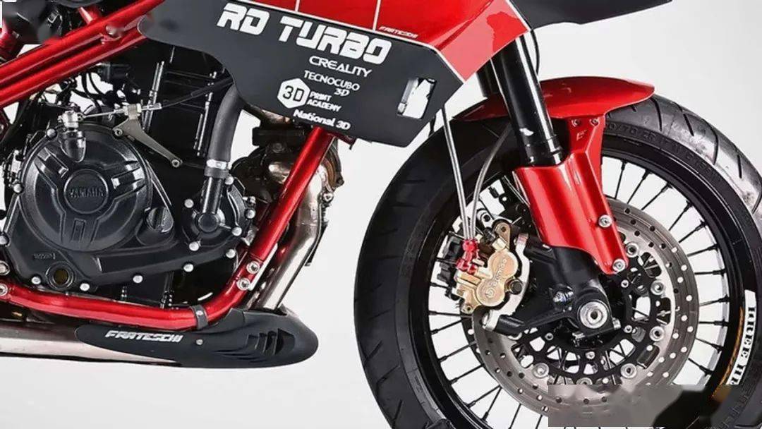 前悬挂采用可调式倒立式前叉,后悬挂则是采用中置单枪避震搭配凯旋675