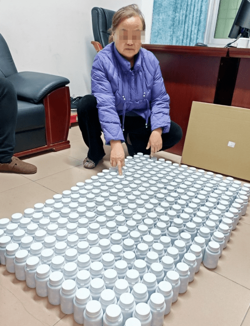 拉家常时发现,辖区一村民正在服用一味名叫"秘方风湿王胶囊"的药品