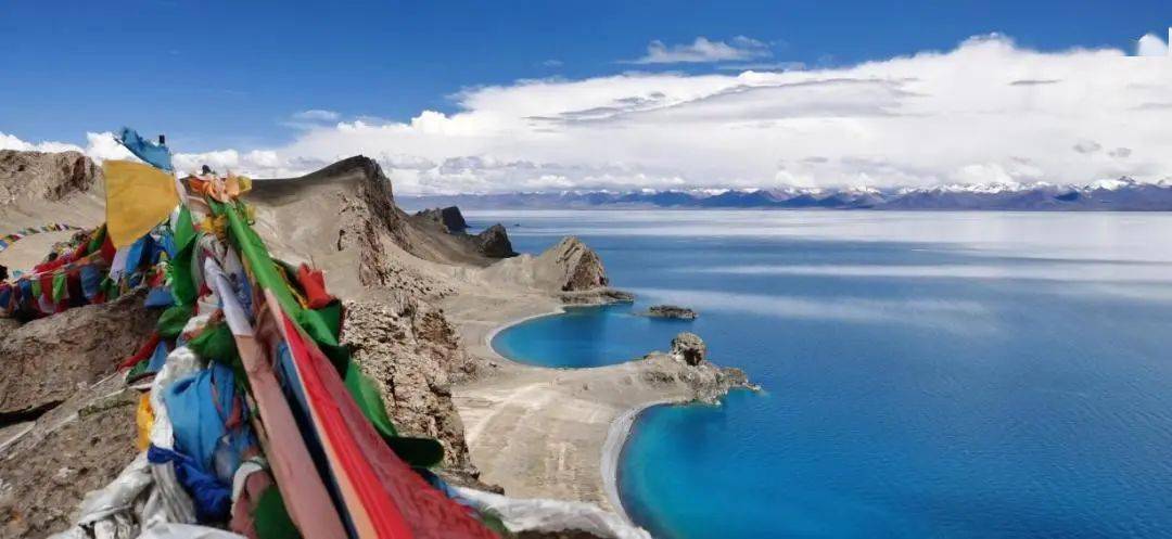 形成的湖滩,湖岸沙堤,沙坝,沙嘴等和入湖河流带来的泥沙在侧河口堆积