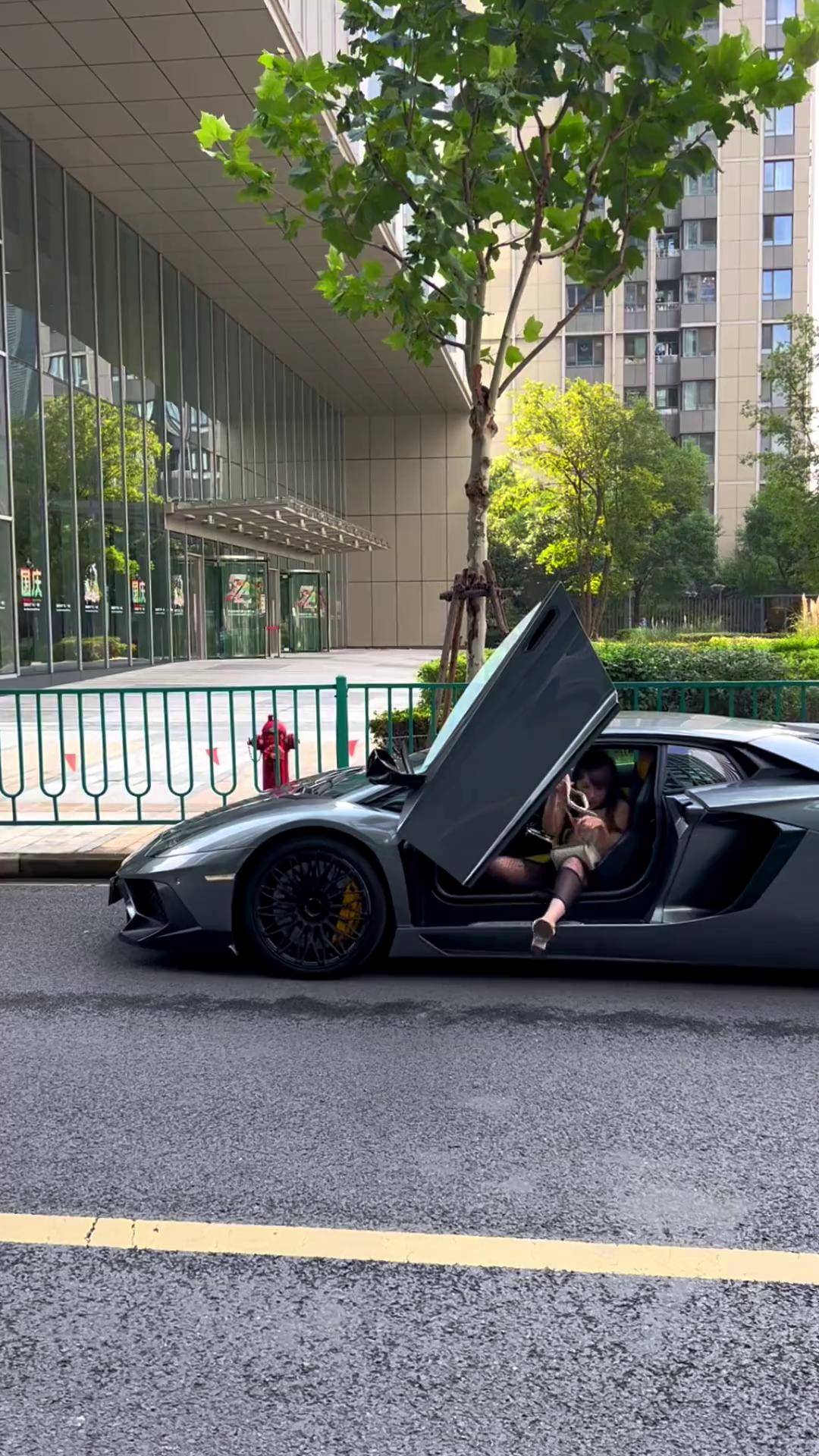 上海富家女的日常座驾兰博基尼大牛 她这手上的包包可能就要我一年的