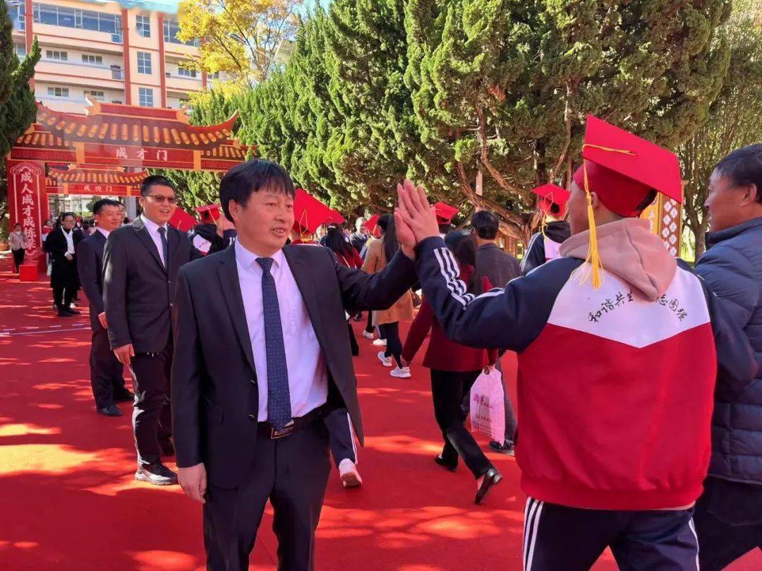 12月10日上午,宣威市民族中学2024届高三年级成人礼在学校教学