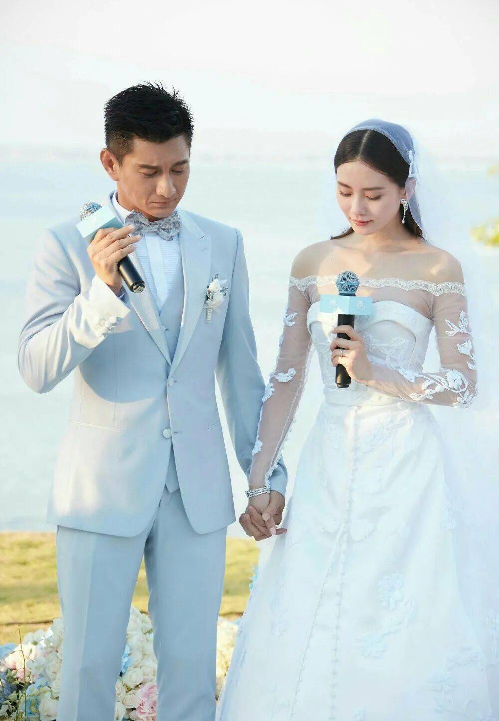 如今已经52岁的吴奇隆,在综艺节目上还要带着老花镜,但这并不影响他