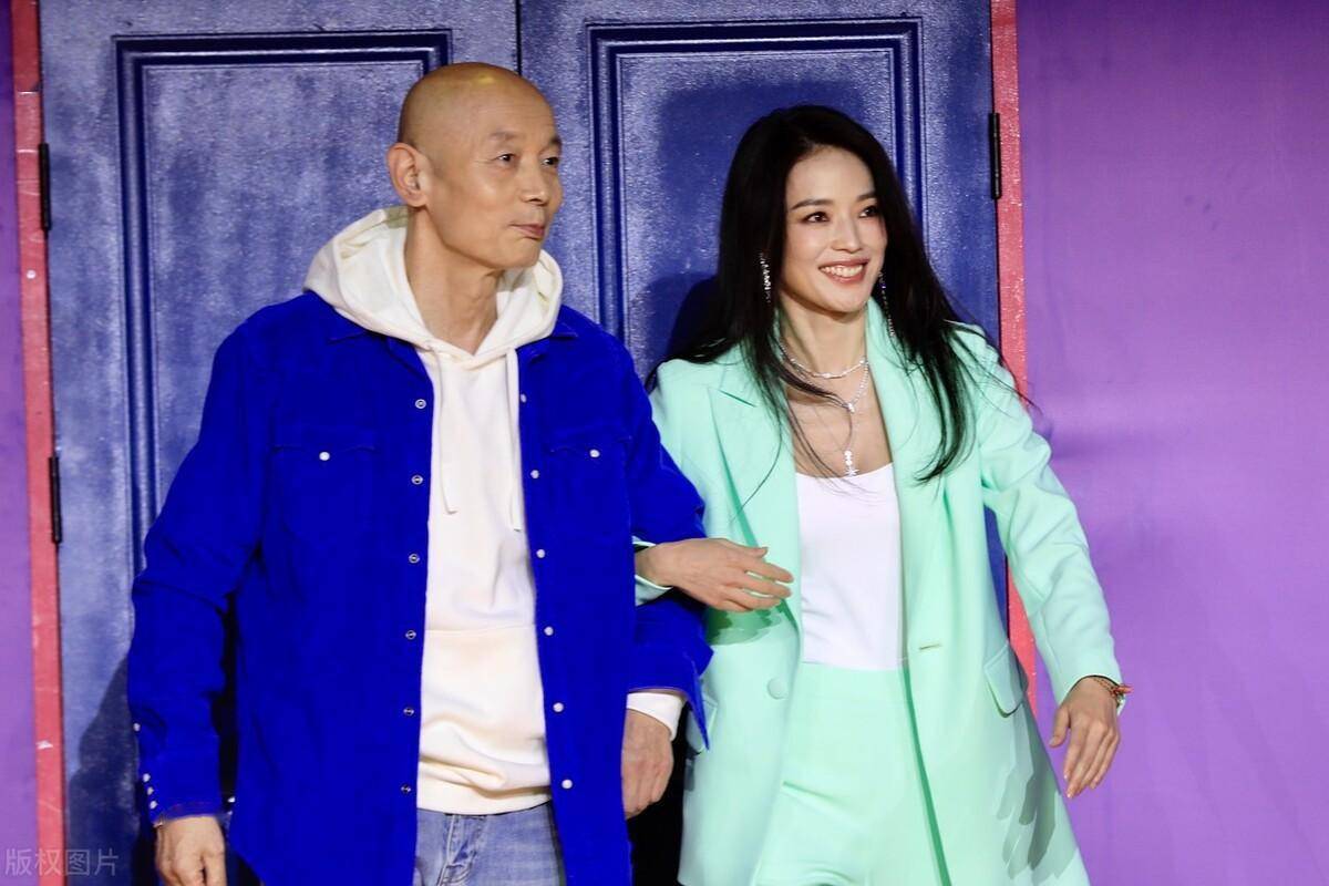 47岁舒淇真会穿,薄荷绿西服套装好减龄,与葛优冯小刚同框像爷孙_女人