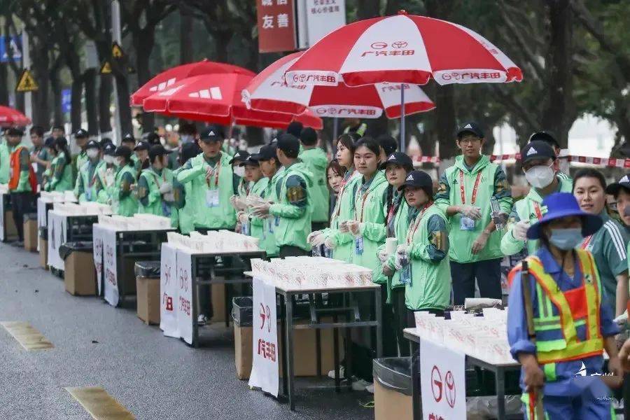 广马赛事志愿服务奉献青春力量志愿者为参赛选手呐喊助威与跑者同行
