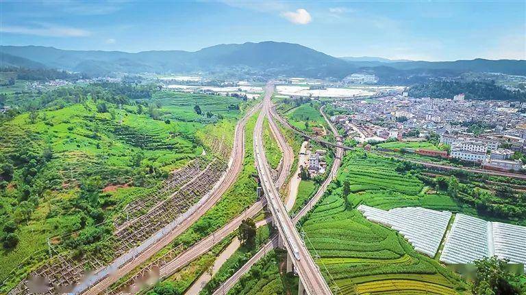 近年来,南华县累计投入资金2700余万元,实施国,省,县,乡,村五级公路