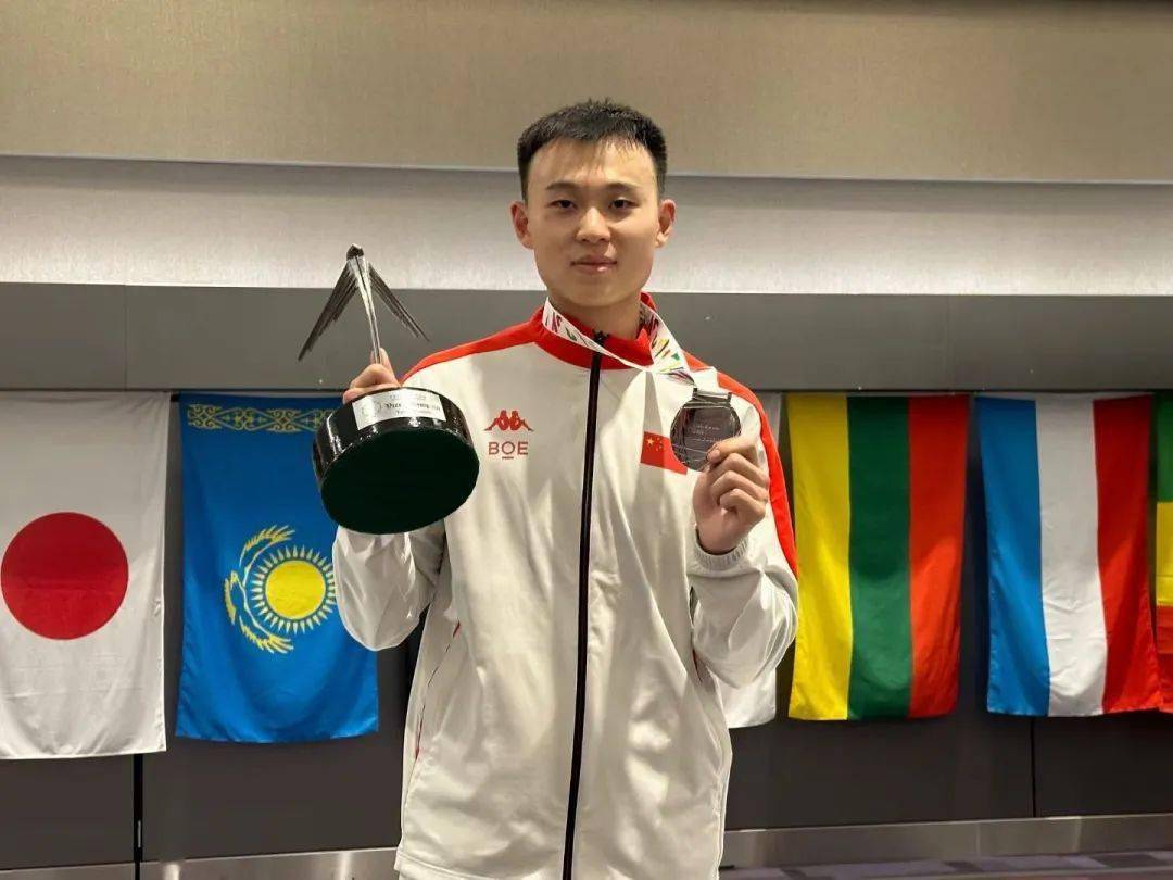 我校学子王子杰获得2023-2024赛季重剑世界杯温哥华站亚军