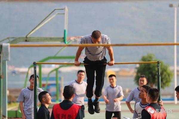 3000米跑12分20秒30米×2蛇形跑18秒20仰卧起坐90次俯卧撑210次