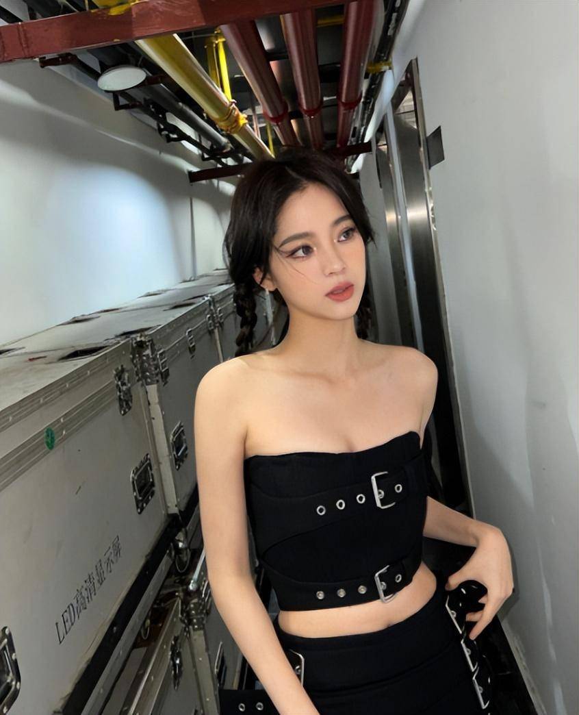 欧阳娜娜辣妹装又甜又酷, 扎双辫清纯活力,少女感十足!