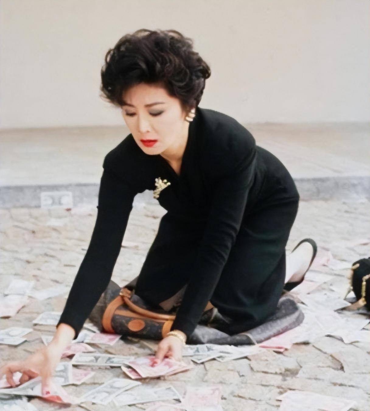 她是港剧第一贵妇,李嘉欣黯然失色,78岁风韵犹存,腰围仅66厘米_苗金凤