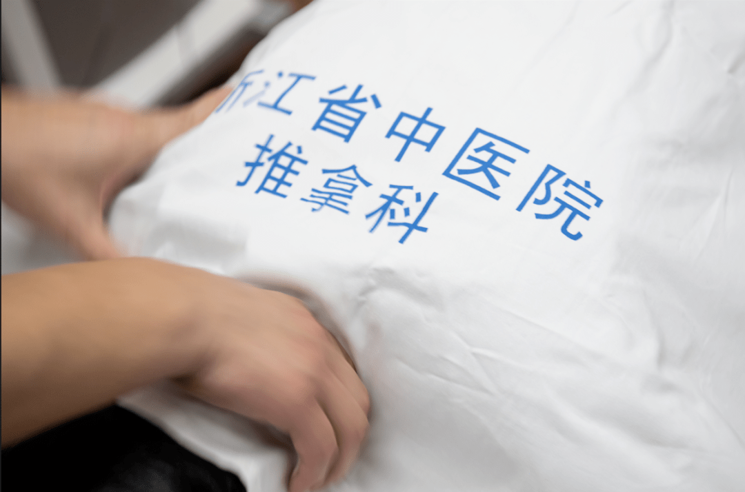 推拿科夜门诊里,挤满了年轻人_肌肉_按摩_黄钦正