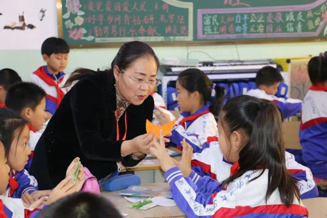 孙婧 正高级教师,1986年8月参加工作,现任乌兰浩特市兴安第一小学数学