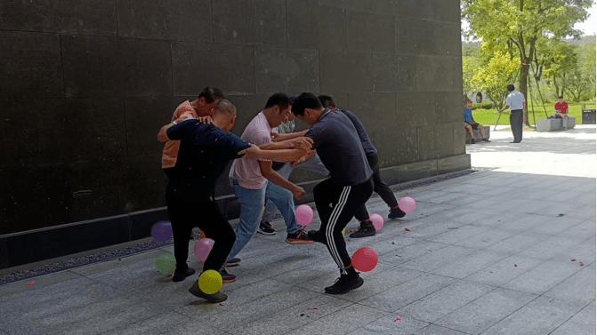 上午11:30,金鐘湖公園競走比賽結束,參加人員稍作休息後,藉助現場優美