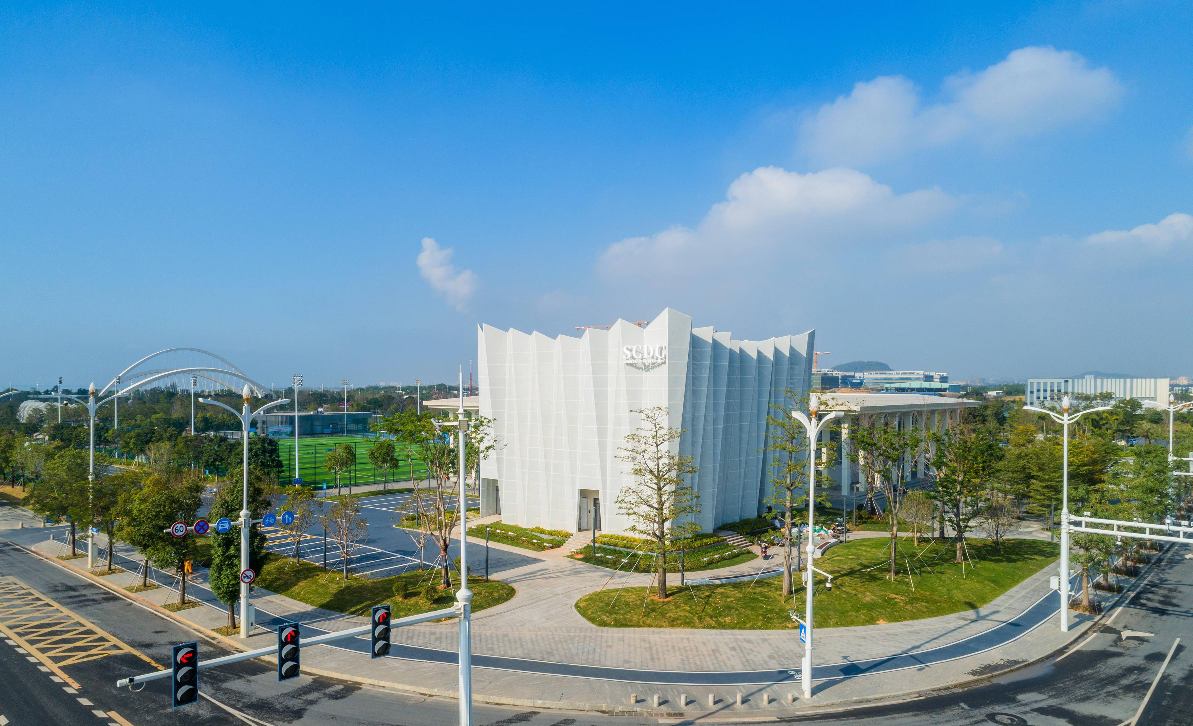 这座“半透明幕布”大楼，竟然是滨海湾的高智商“大脑”_搜狐网