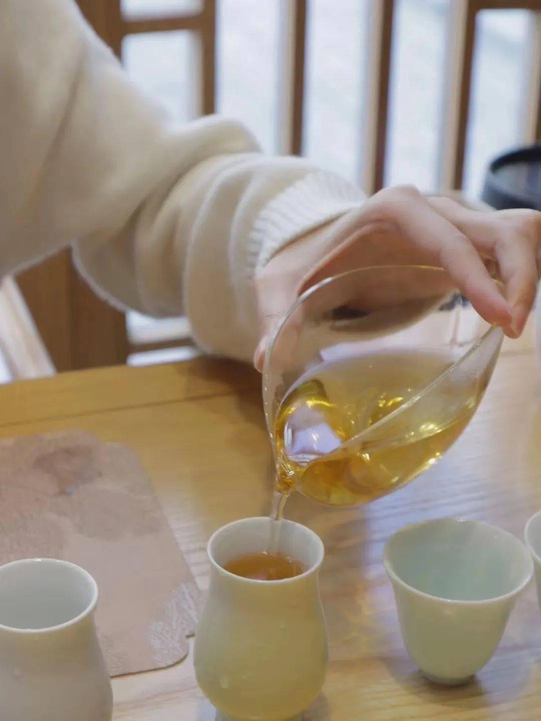 以茶待客,这些倒茶礼仪要重视!_客人_茶杯_茶水