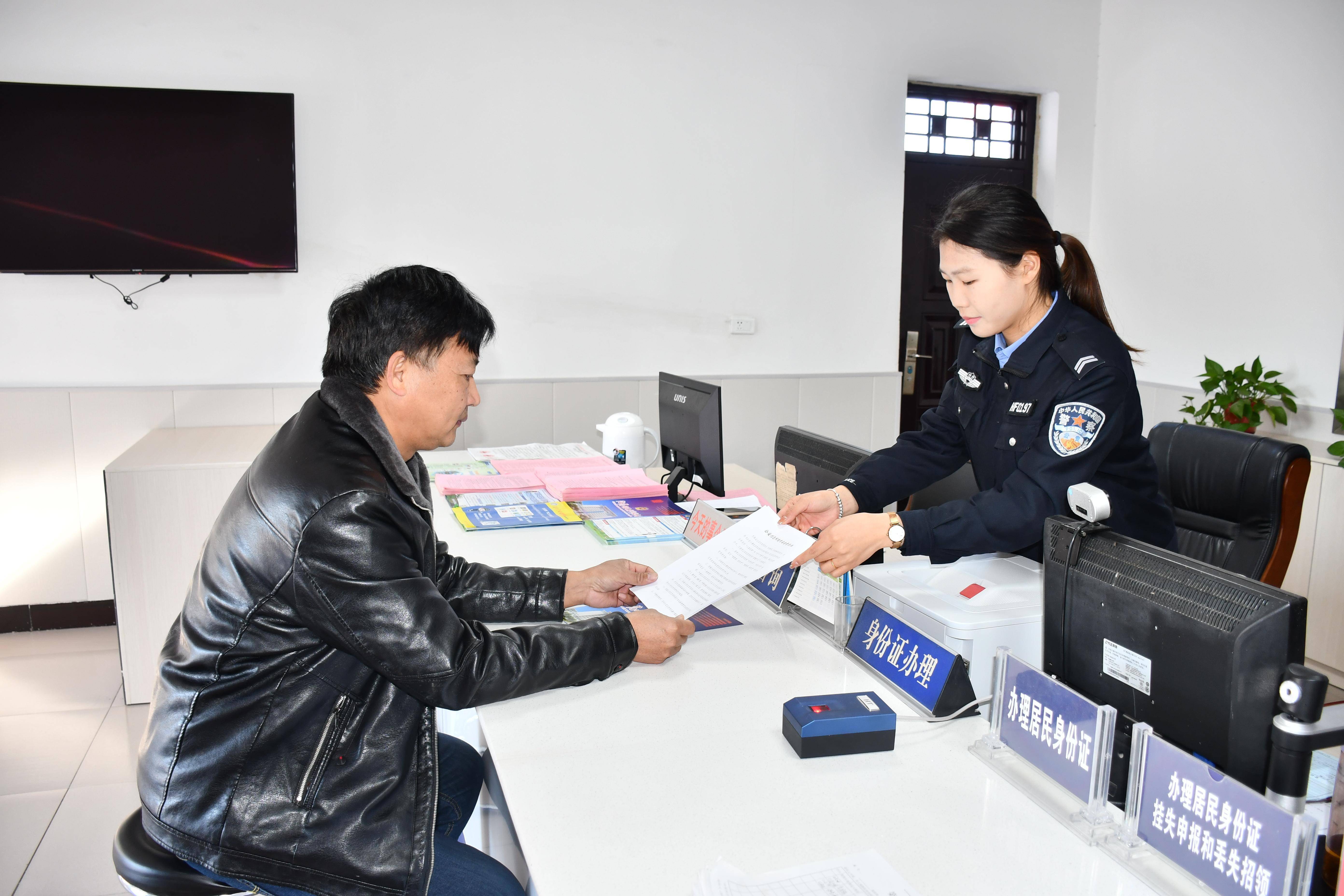 河南警察证件图片图片