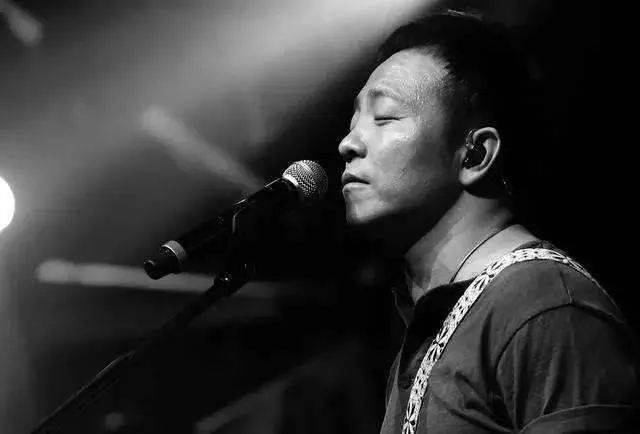 许巍55岁,"摇滚老炮"人到中年,近况曝光:前半生受抑郁症折磨,后半生只
