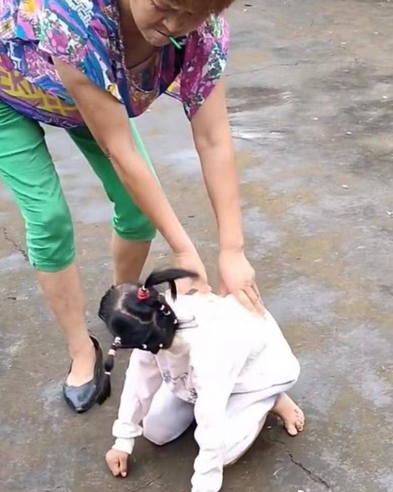 官方回应"袖珍女孩"疑遭生母虐待:视频中行为有不妥,但无虐待_陈小晓