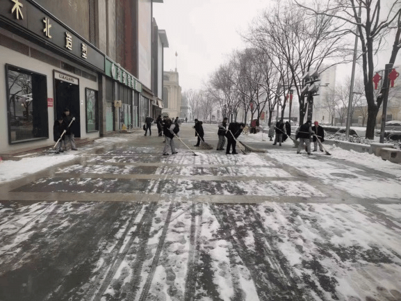 花鄉街道開展掃雪鏟冰工作.