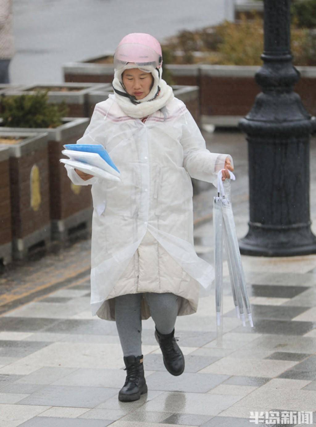 寒风冰雨，厚衣御寒_夜间_雨雪_青岛