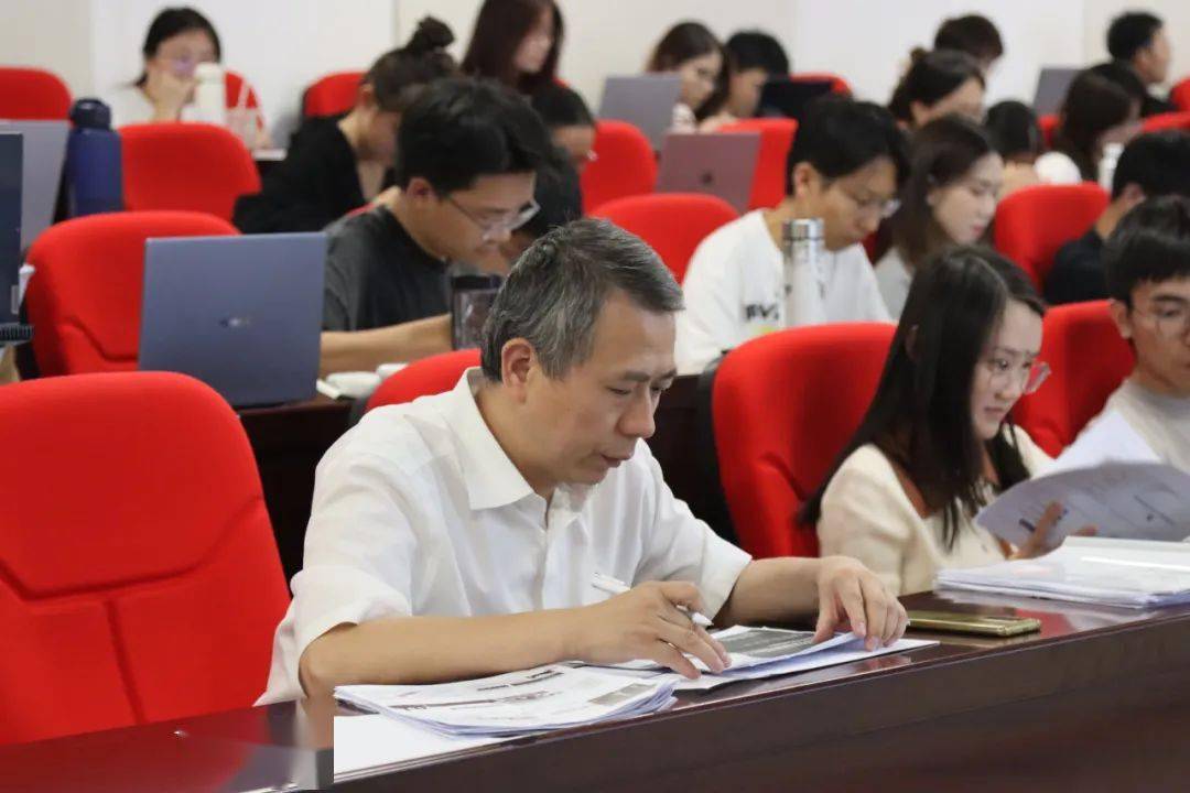 黄新飞教授听课堂展示时认真记录黄新飞教授对课程思