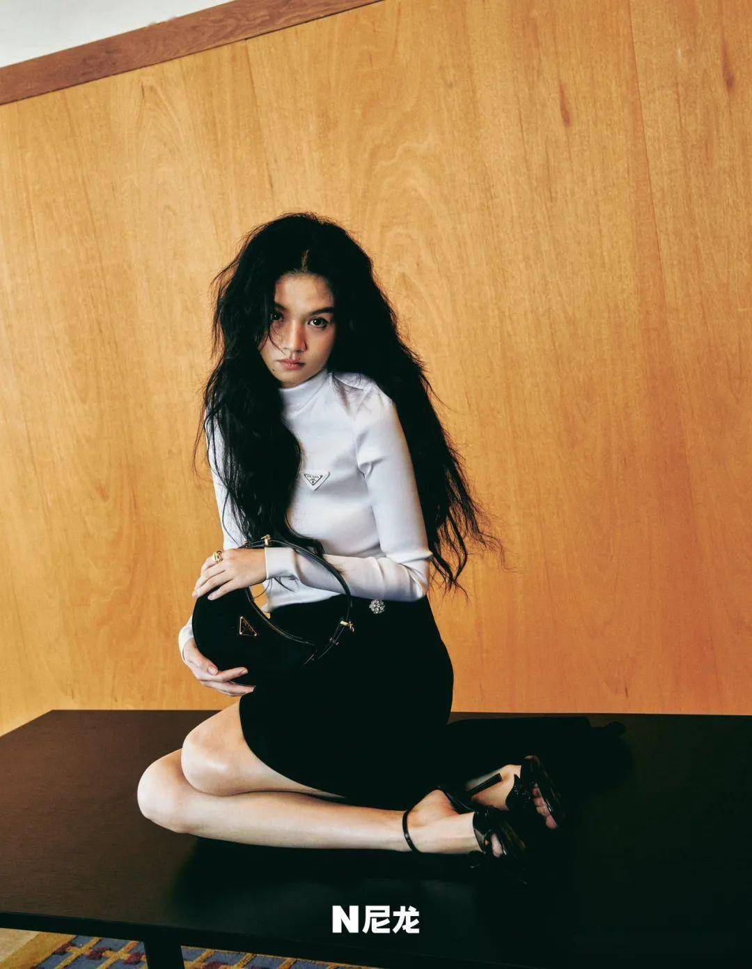 女星春夏《尼龙》12月刊封面,慵懒可爱造型展现鲜活灵动