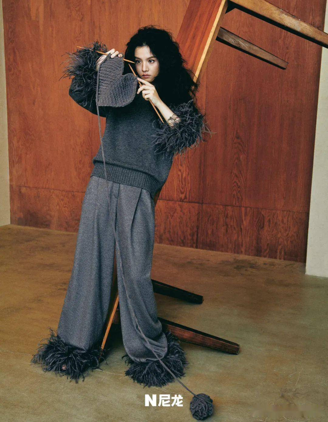 女星春夏《尼龙》12月刊封面,慵懒可爱造型展现鲜活灵动