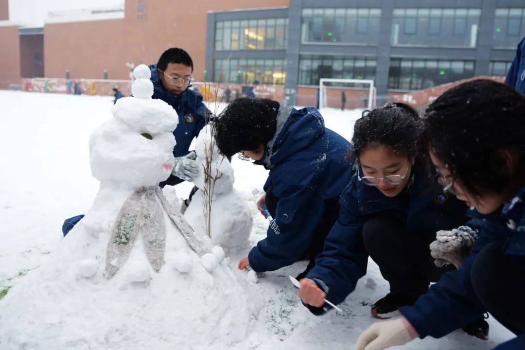 堆雪人大赛图片