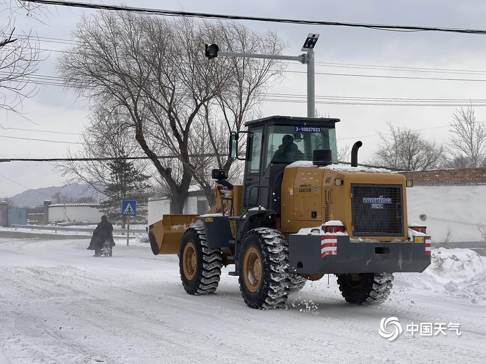 北京雪后铲雪车出动 全力保障道路通畅_中国_天气_网讯