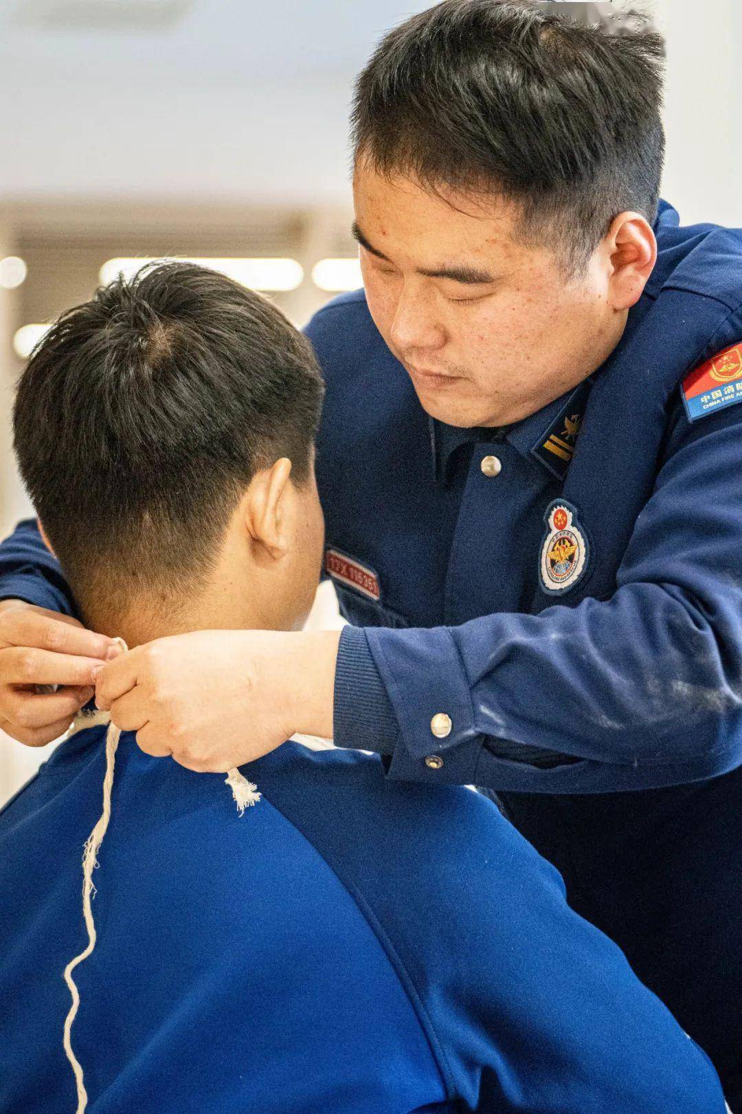 我的工作就是安抚他们同时在出警时及时提供简单的治