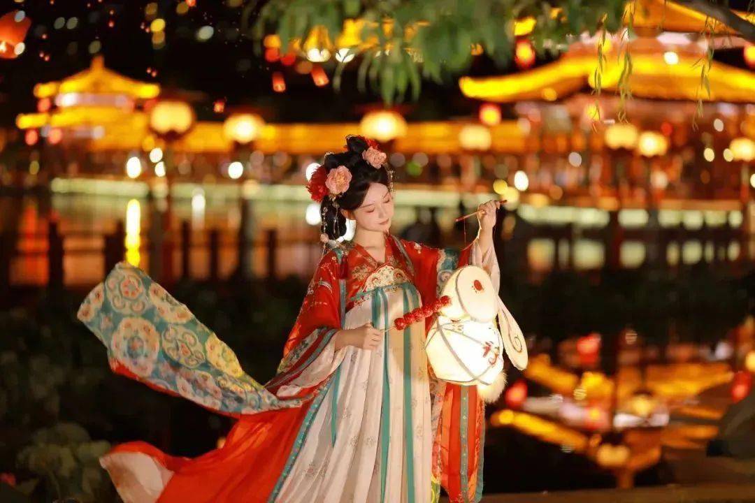 汉服文化迸发生机,西安文旅市场添活力!_大唐_华服_城市