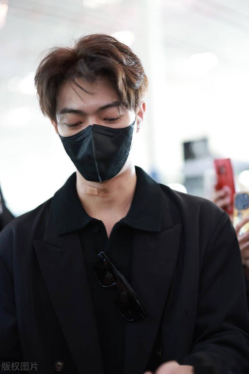 2023年12月16日,北京,许凯现身机场.黑色大衣,黑色衬衫帅气有型.