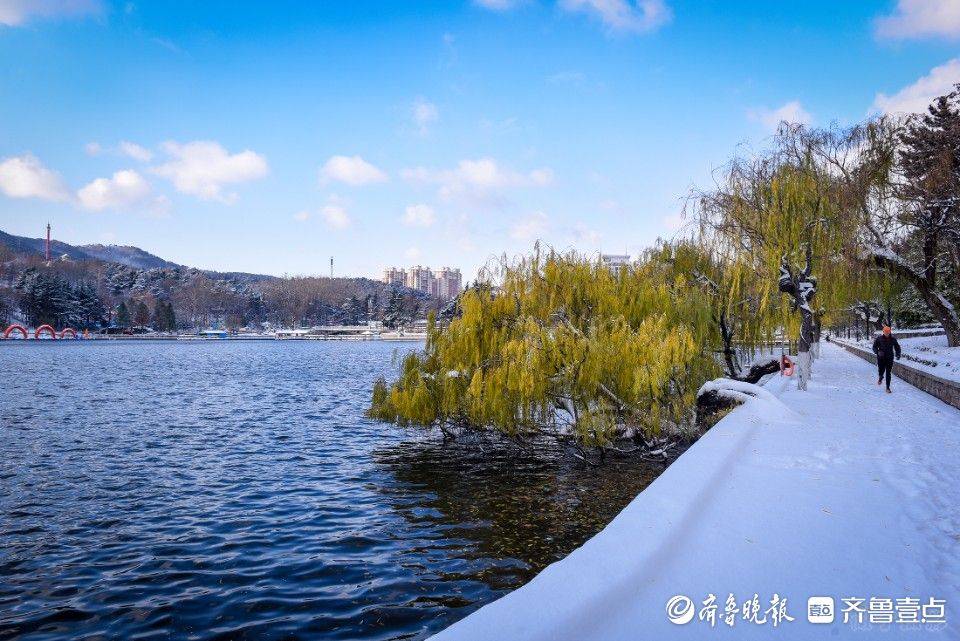 12月16日清早,"雪窝"烟台雪花暂停天空湛蓝,芝罘区南山公园里,有了