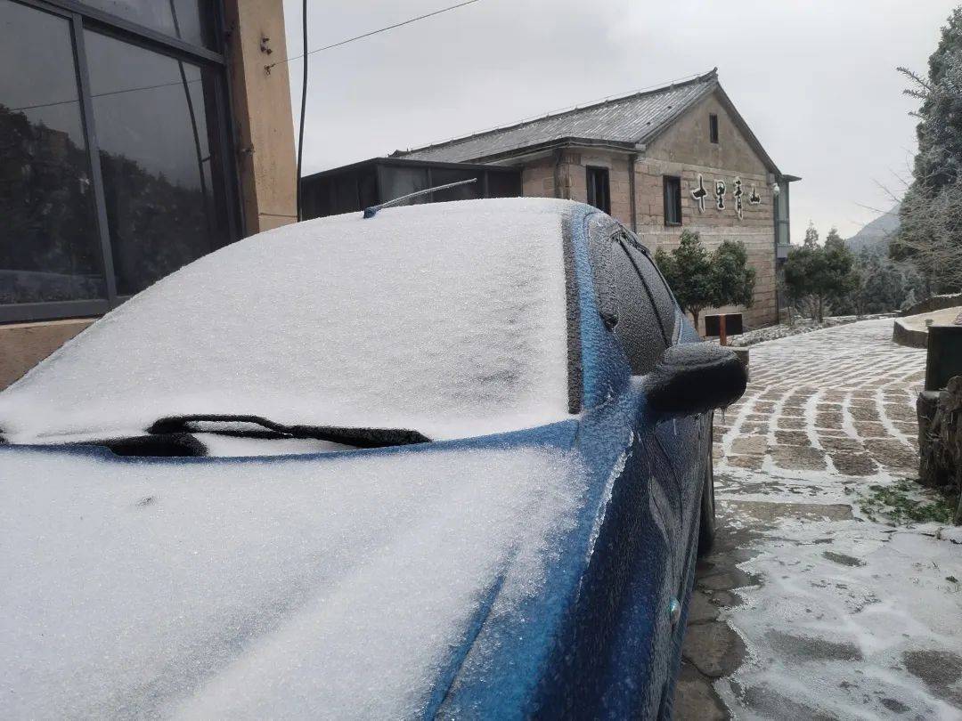 缙云大洋山景区部分地区出现积雪遂昌,缙云等地飘起雪花昨天深夜丽水