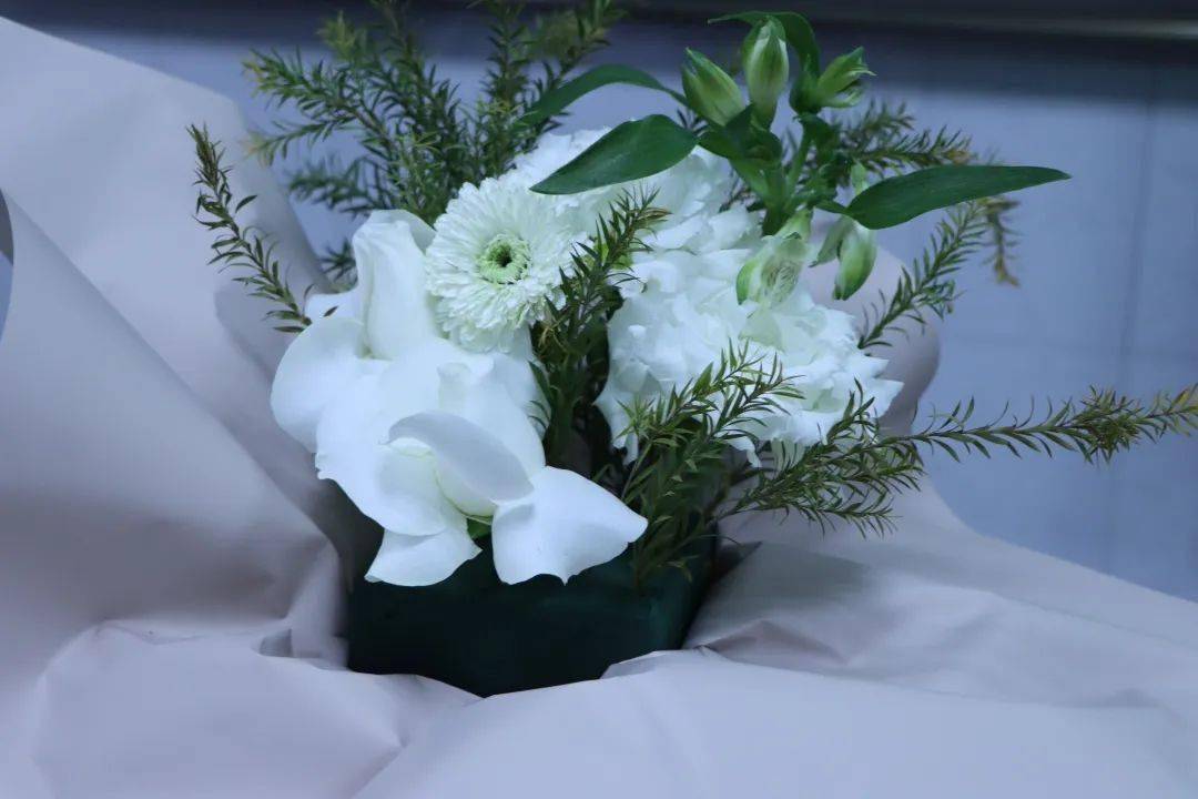 沐歌星湖学生社区举办第三期"蓝花楹"美育小课堂之插花体验活动_进行