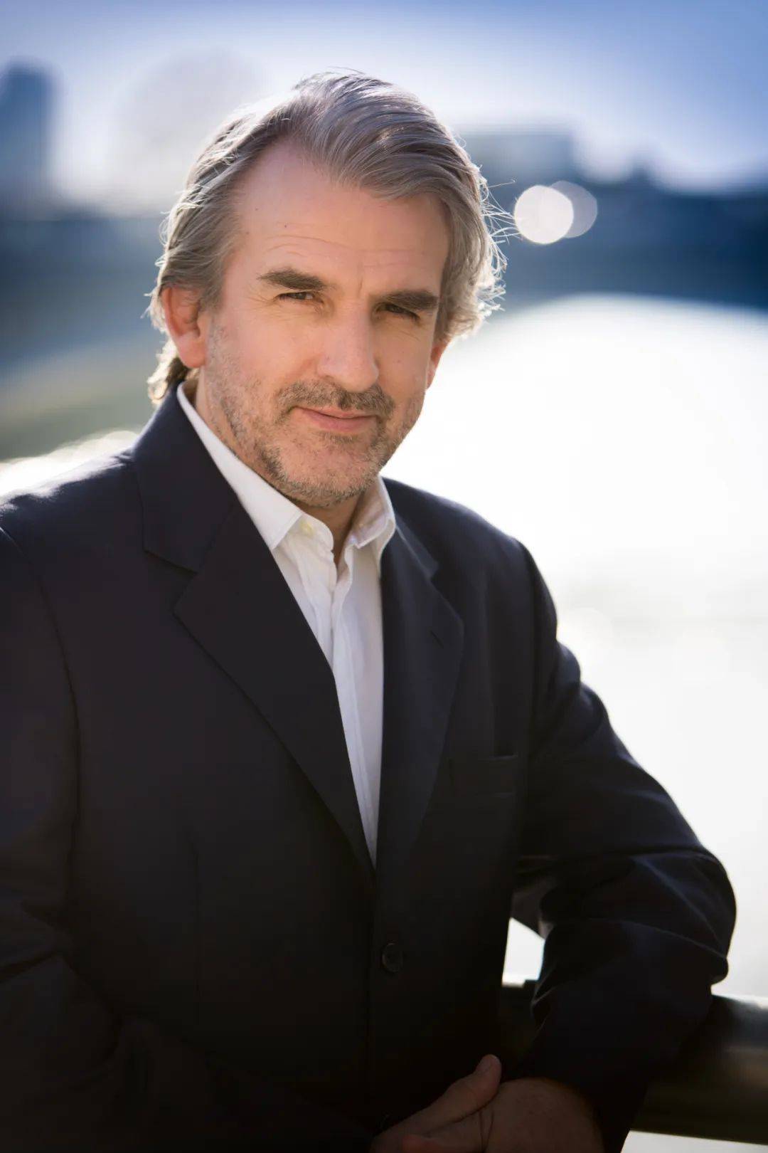 2021年1月,因音乐上的成就被授予"大英帝国司令勋章"他曾经与bbc