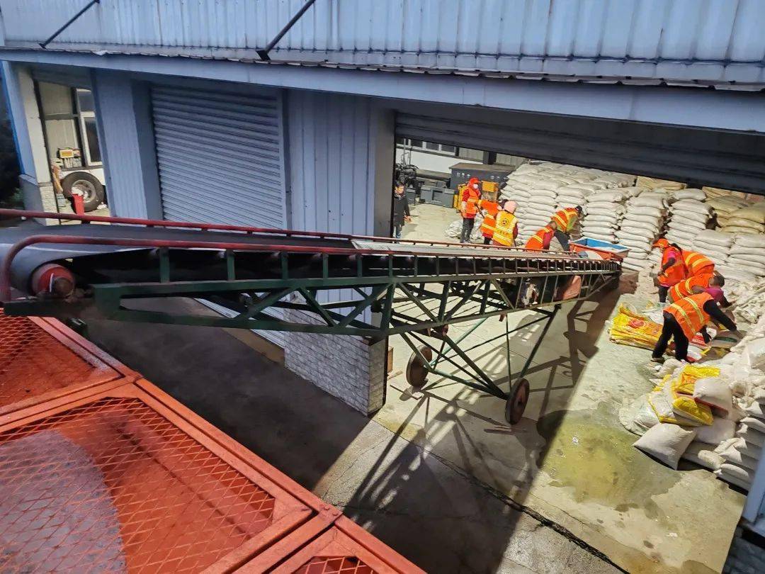 六合区公路管理站人员在s353向阳河桥撒盐以防桥面结冰,保障群众出行