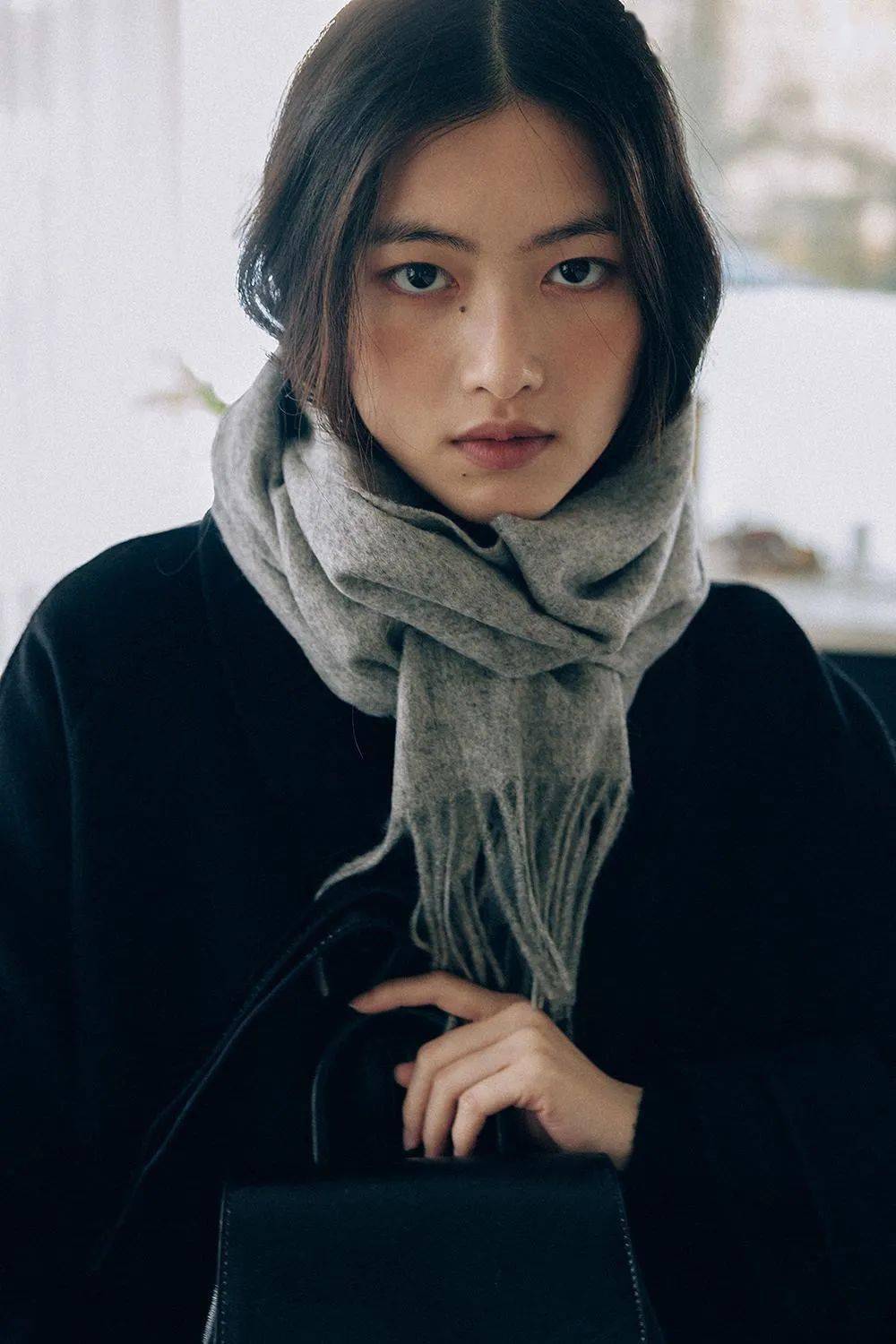 流行色 | 有个颜色悄悄逆袭了,今年流行的"静奢风,知识分子风",都经常