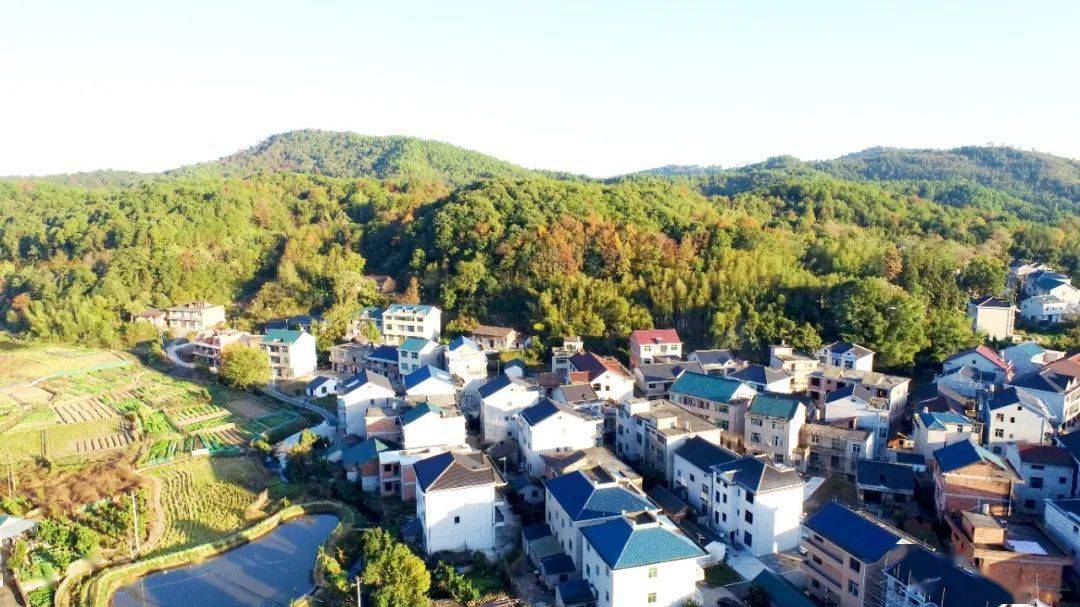 霍村村位於秦峰鎮東南部,西接朝陽鎮青石村,東臨廣豐區蘆林街道,交通