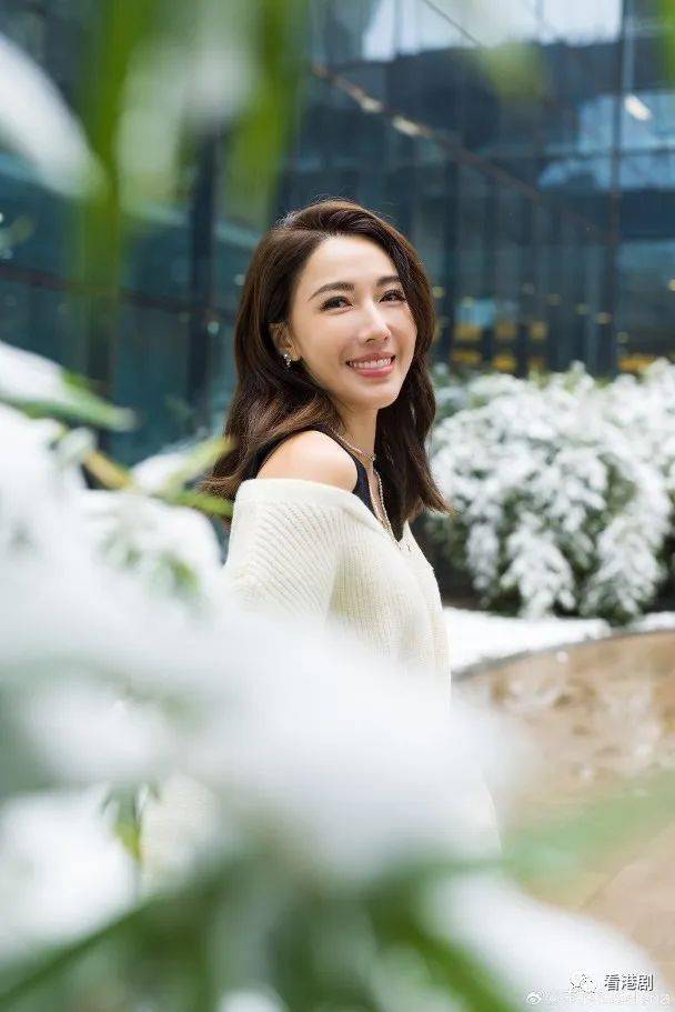 因病停工1年好难挨 李施嬅坦言惊冇得再拍剧_女王_新闻_因为