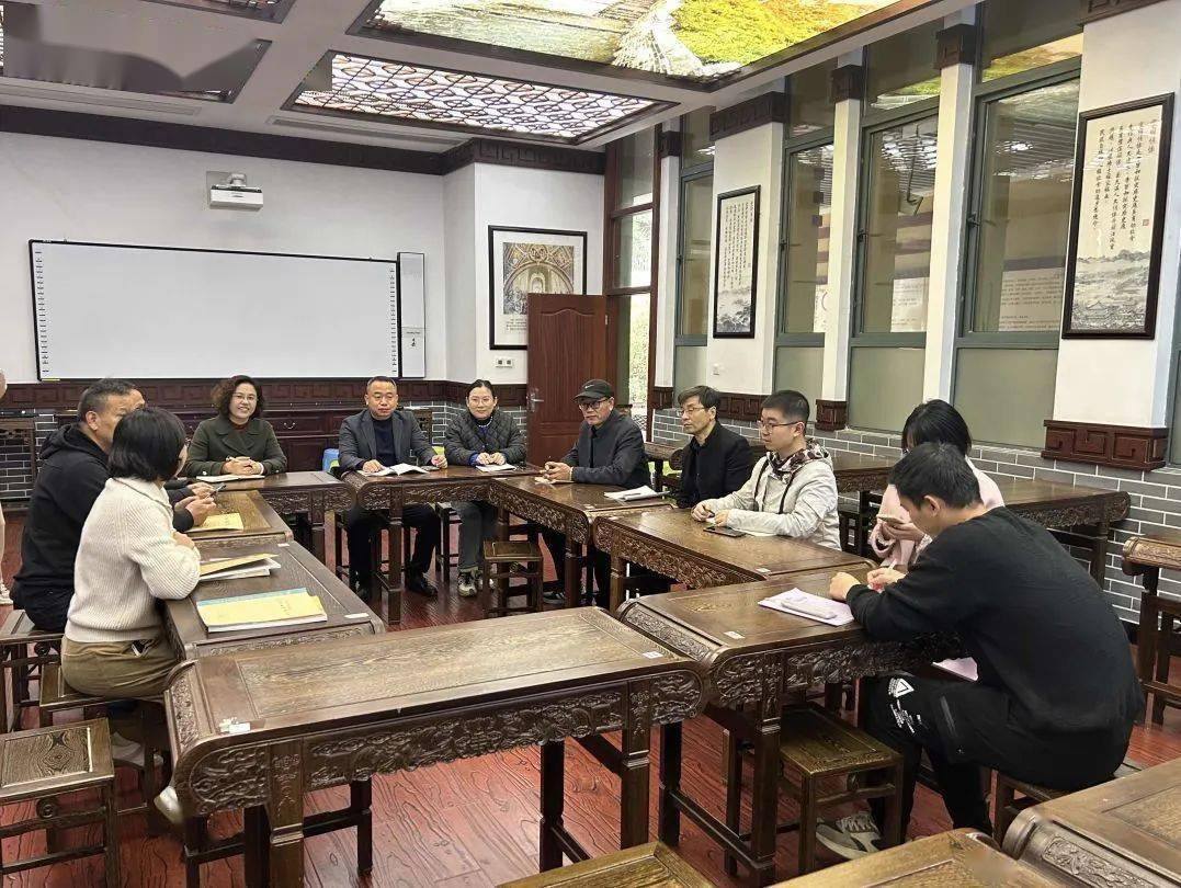 12月1日,嵊州市黄泽中学黄萍校长一行来我校参观交流,同仁们对我校
