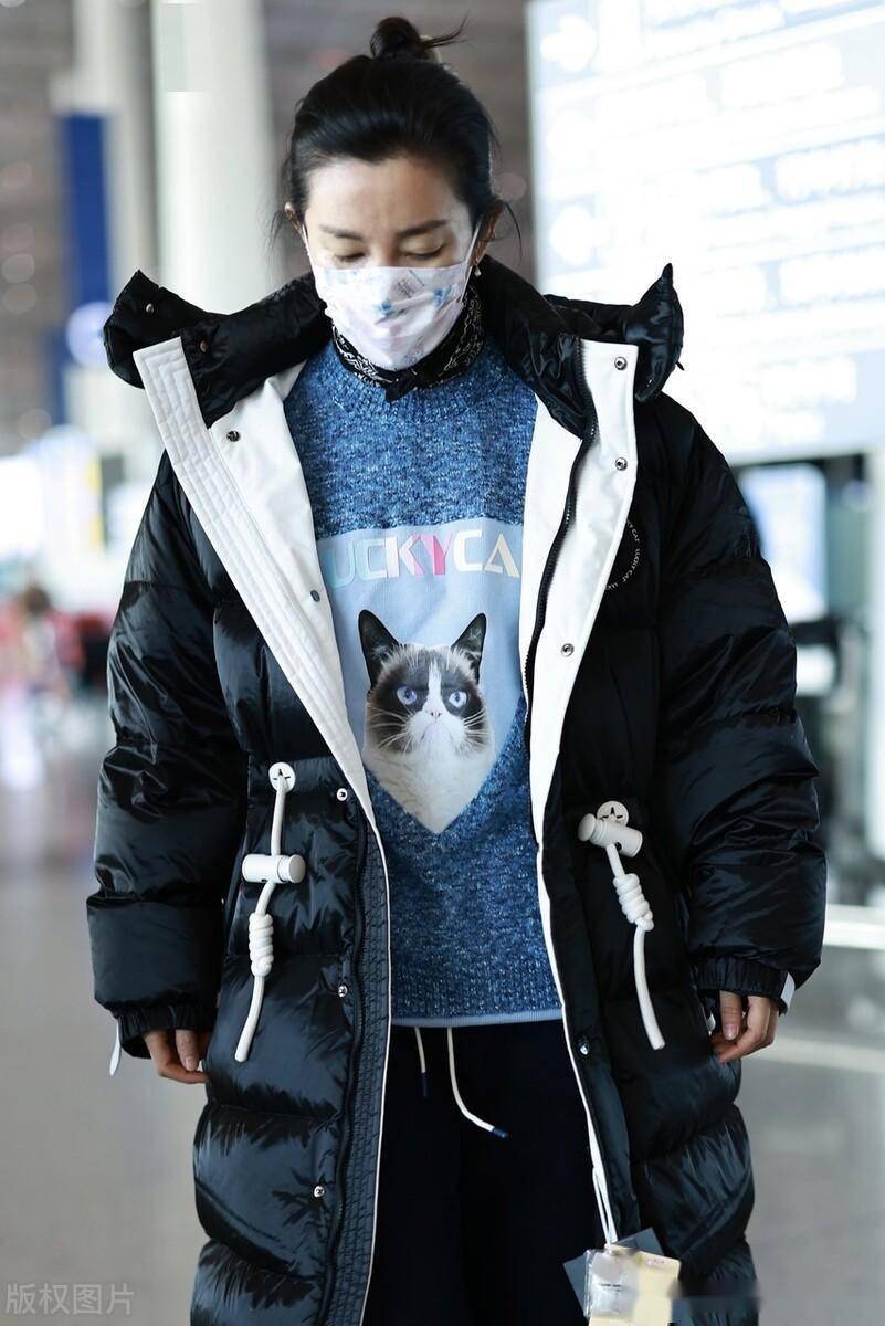 街拍:李冰冰印花毛衣 运动裤 运动鞋 印花丝巾温暖时尚