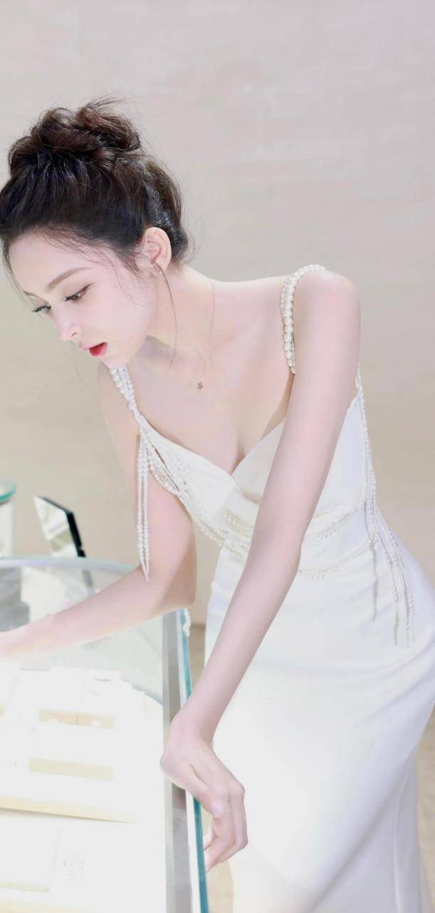 古力娜扎入圈12年,从"最美校花"到人人喊渣,她到底经历了什么