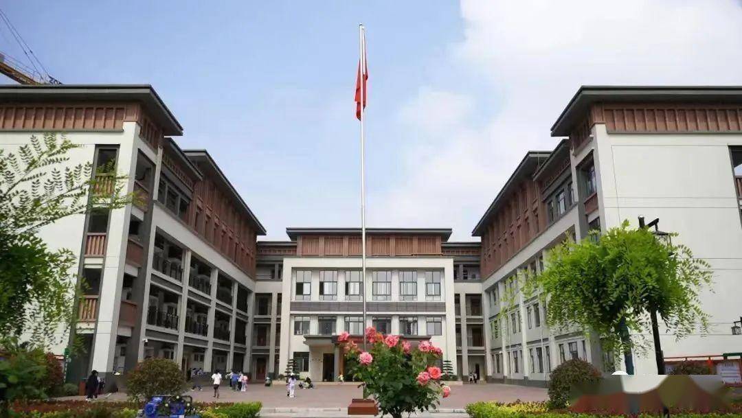 学生每天至少锻炼1小时;建有区级特色体育项目布点24个,创建汉台二中