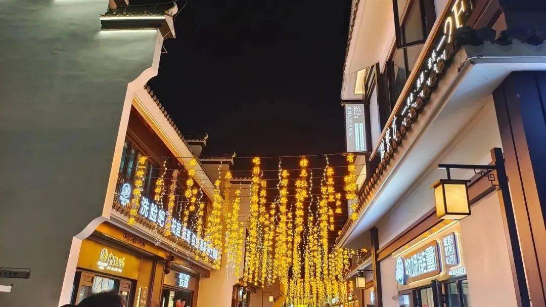 大南门文化街区以记忆与文化的荟萃为设计概念,打造书香茶园,糕香酒院