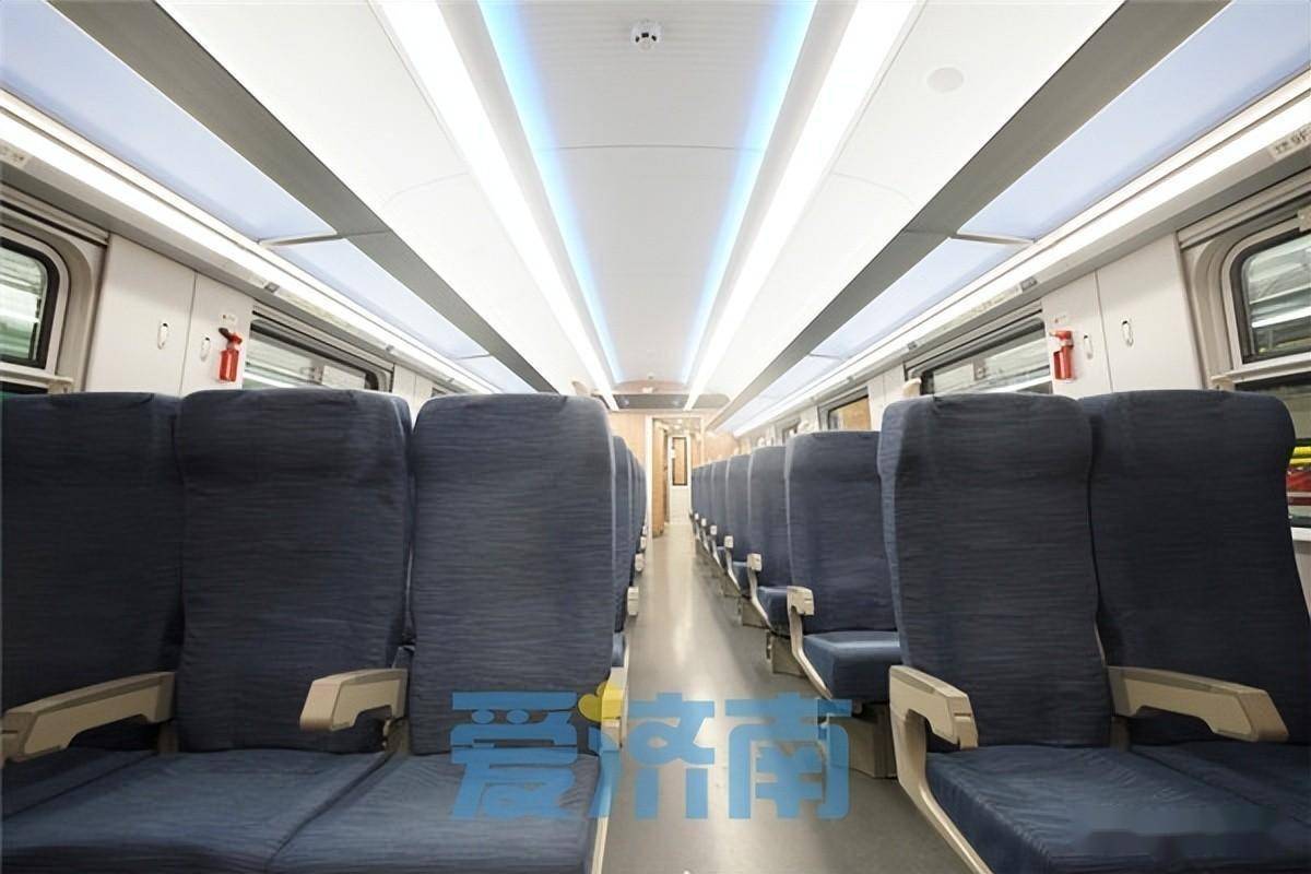 新型长编卧铺"复兴号"动集动车组在济发车