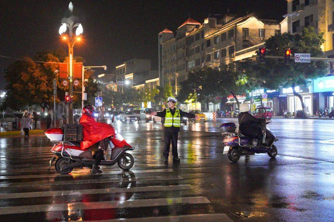 廬山市冰雨天,有人在街頭拍下這一幕幕···_天氣_路面_方向