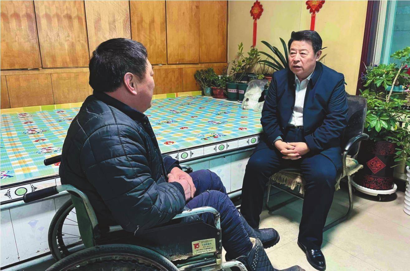 12月14日,阜新蒙古族自治县司法局二楼"张彪调解工作室,一名群众在张