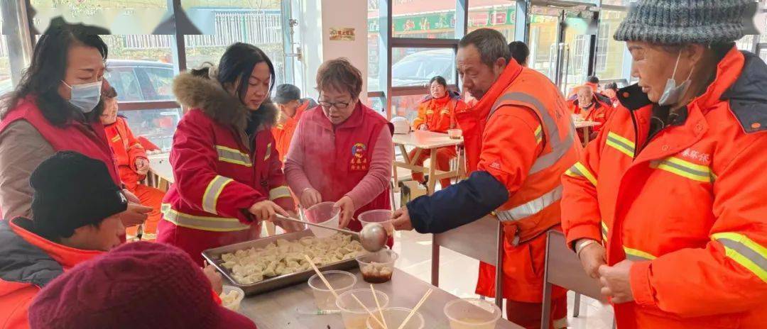 與中心區,東區,北區150名保潔員們一起包餃子過冬至,用小小善舉致敬這