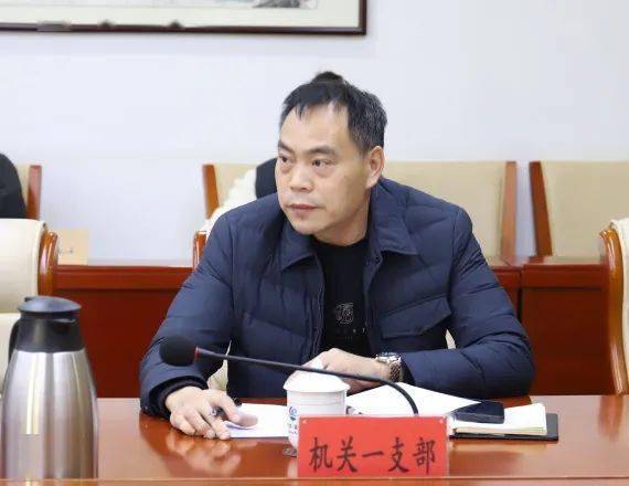 镇党委书记张旭辉主持座谈交流,他从四个方面介绍了我镇第二批主题